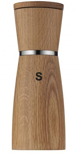 Salzmühle aus Holz, mit einem silbernen Band und einem schwarzen 'S' auf der Vorderseite.