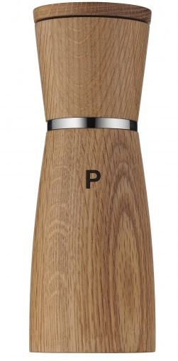 Holzpfeffermühle mit dem Buchstaben "P" und einem Silberband.