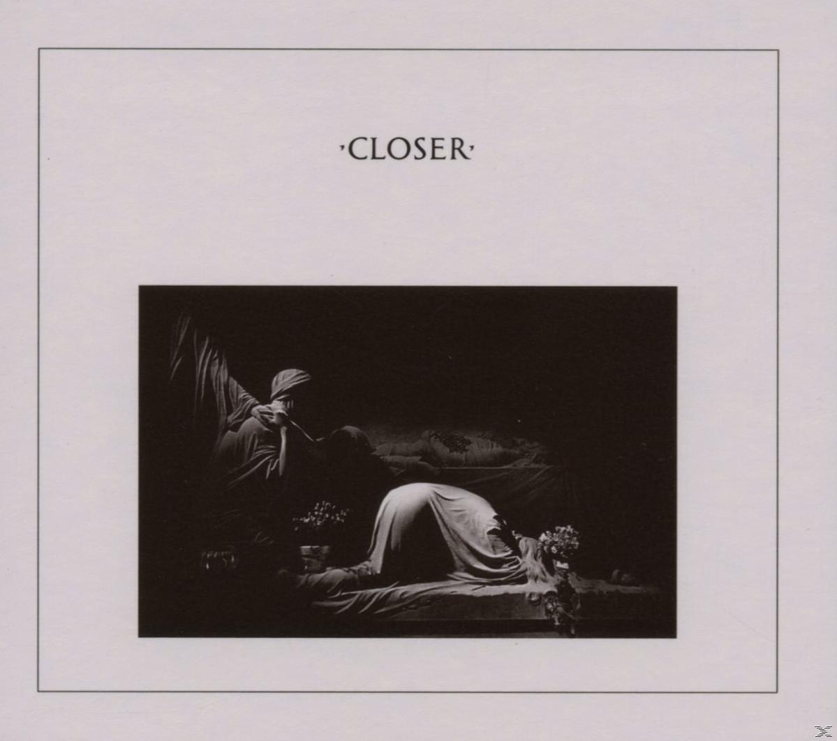 Schwarz-Weiß-Kunst mit einer Figur, die auf einem Bett liegt, mit einer Figur, die sich über sie beugt. Das Wort 'CLOSER' oben.