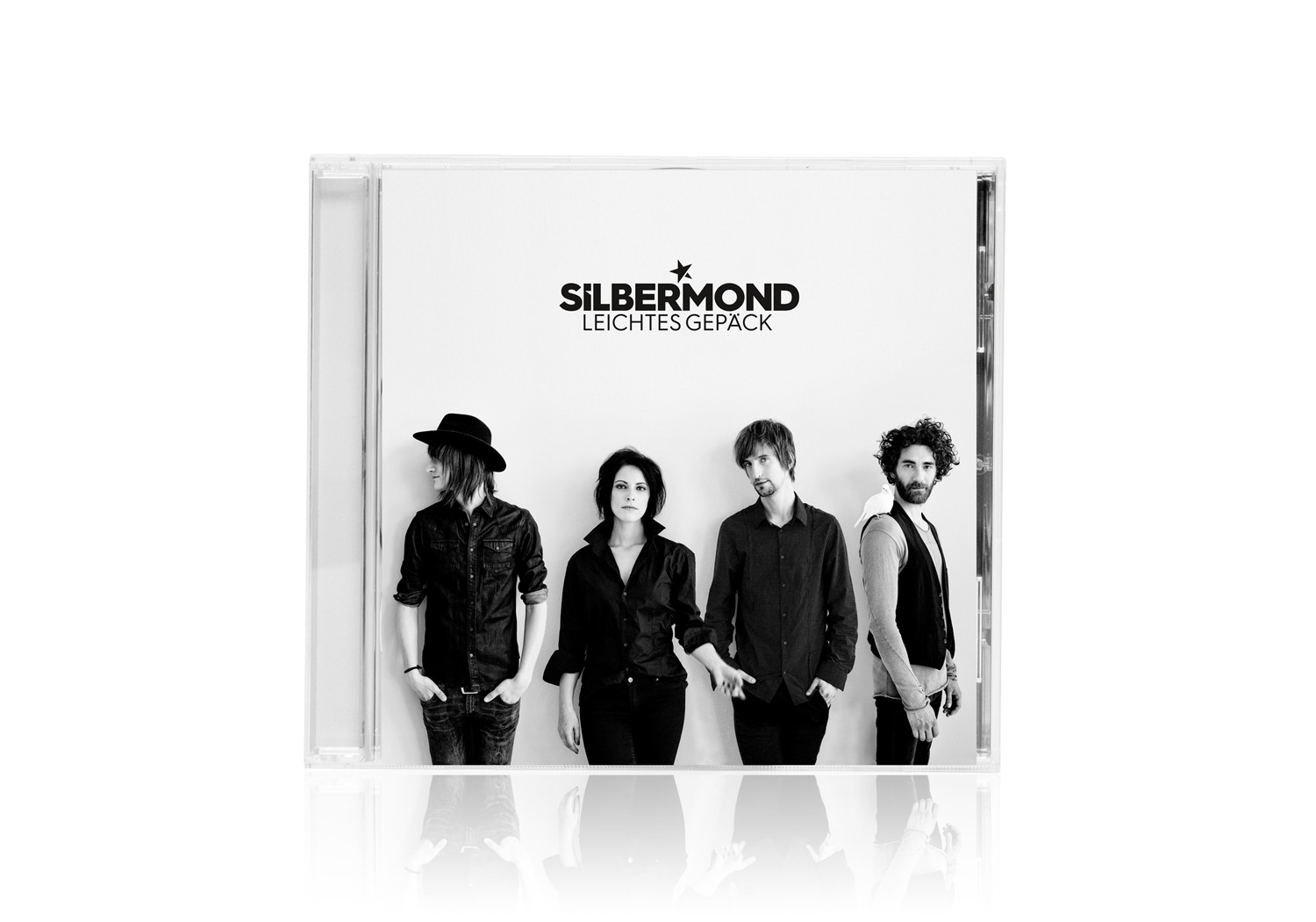 Schwarz-weiß CD-Hülle mit Bandfoto. Der Name der Band steht auf der Hülle.