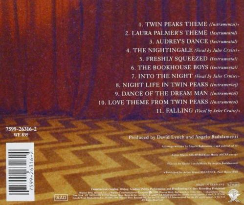 Rückseite einer CD-Hülle mit Titelliste. Der Hintergrund ist ein dunkelorangener Vorhang.