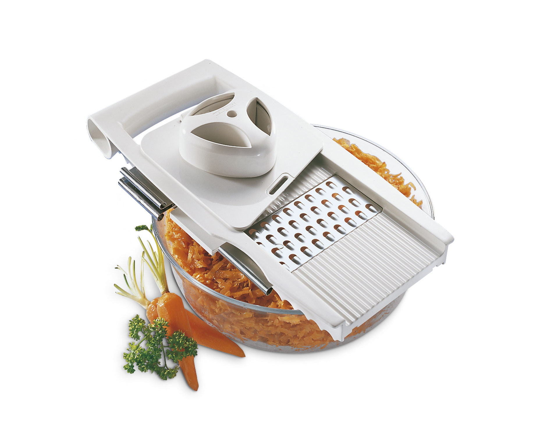 Ein weißer Mandolinenschneider mit einer Schüssel mit geriebenen Karotten auf weißem Hintergrund.
