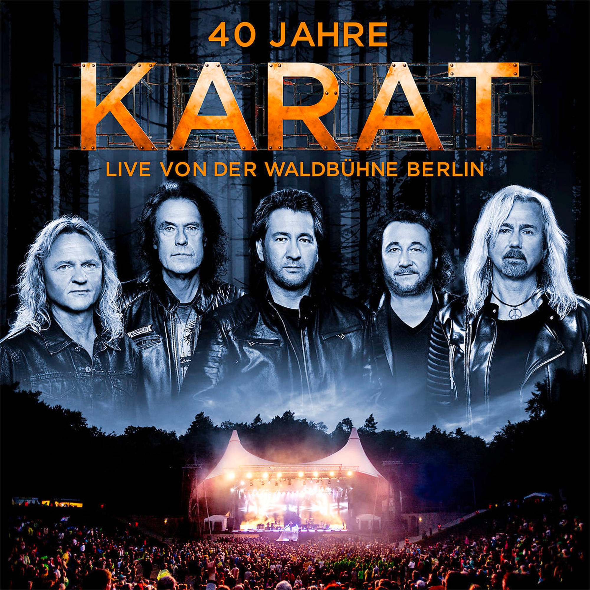 Band Karat auf einer Bühne. Der Name Karat steht in großen orangen Buchstaben.