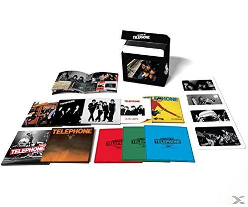 Album-Set mit mehreren Albumcovern, Einsätzen und einer schwarzen Box, alles auf weißem Grund.
