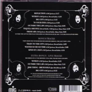 Album-Rückseite mit Titelliste. Schwarzer Hintergrund mit weißem Text. Die Gesichter des Künstlers sind in den Ecken.