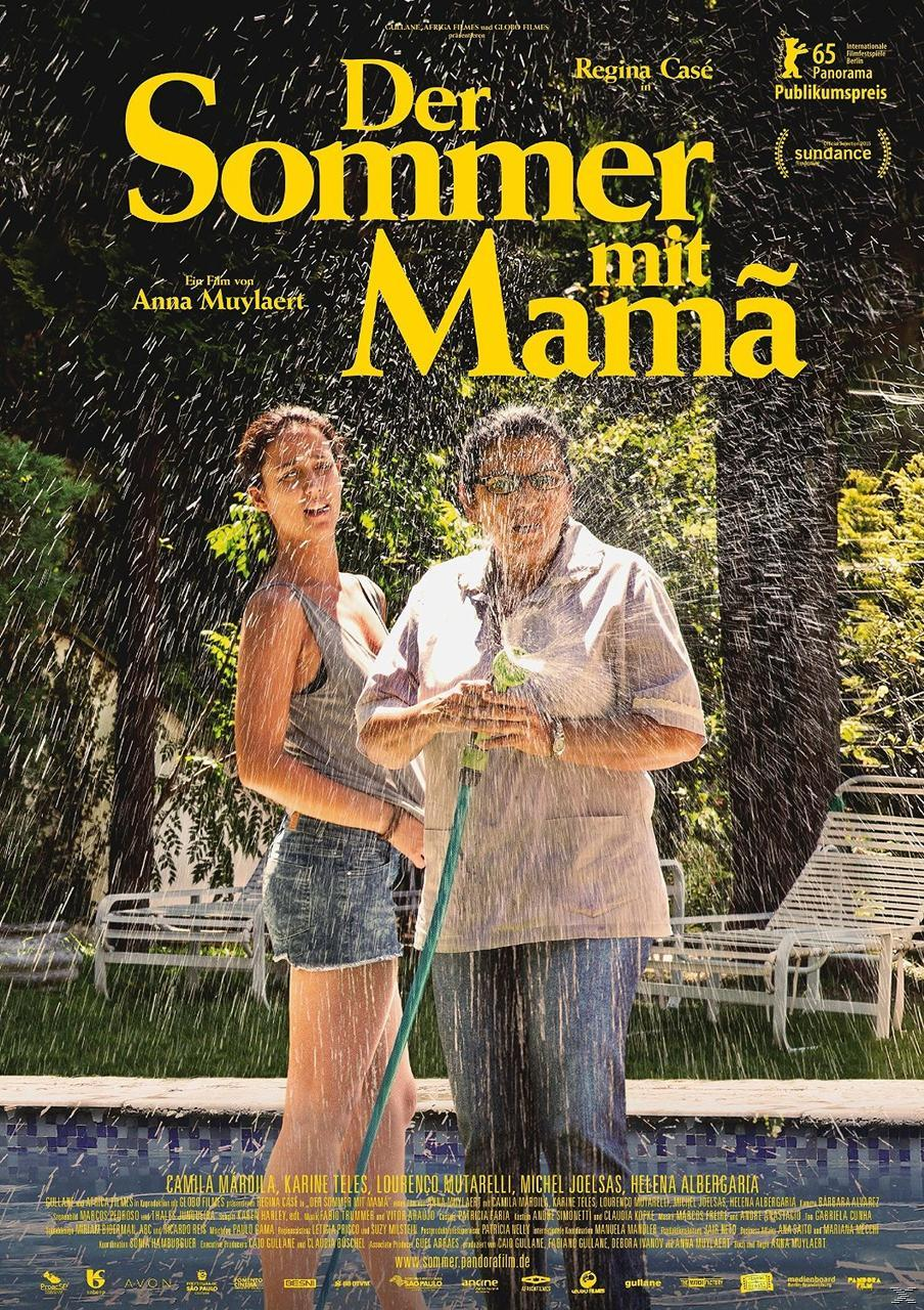Filmplakat. Zwei Frauen mit Wasserschlauch. Titel: Der Sommer mit Mama. Sonniger Hintergrund, Wasserspritzer.