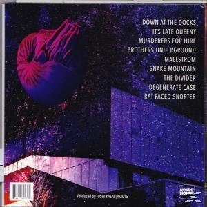 Albumcover mit einem violetten, abstrakten Design. Der Text ist weiß auf dunklem Hintergrund.