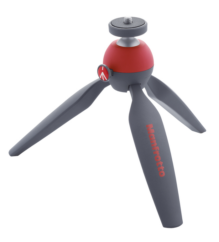 Een klein, rood en grijs Manfrotto statief. Het heeft drie poten en een rode top.
