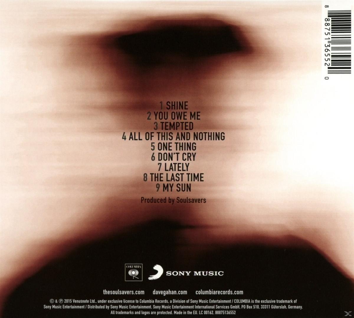Albumcover mit Songtiteln auf verschwommenem braunen Hintergrund.