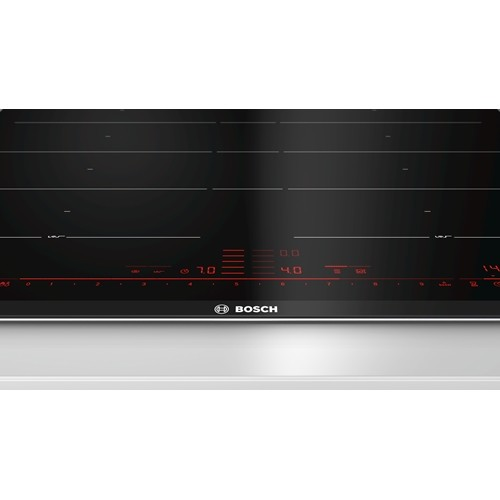 Nahaufnahme eines schwarzen Elektrokochfelds mit roten Digitalanzeigen und dem Bosch-Logo.
