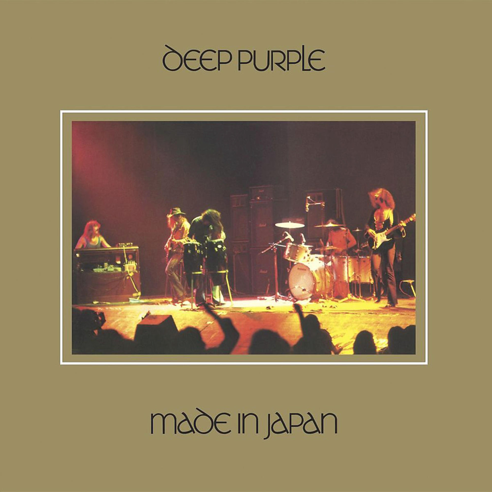 Deep Purple Albumcover. Band spielt live auf der Bühne. Text enthält Bandname und Albumtitel: Made in Japan.