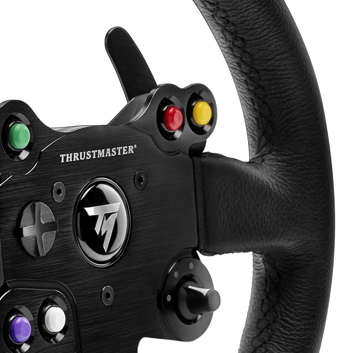 Nahaufnahme eines Thrustmaster-Rennlenkrads. Es hat Knöpfe, Drehregler und einen Ledergriff.