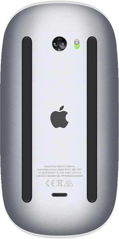 Egy ezüst Apple Magic Mouse alja, fekete sávokkal, Apple logóval és termékinformációkkal.