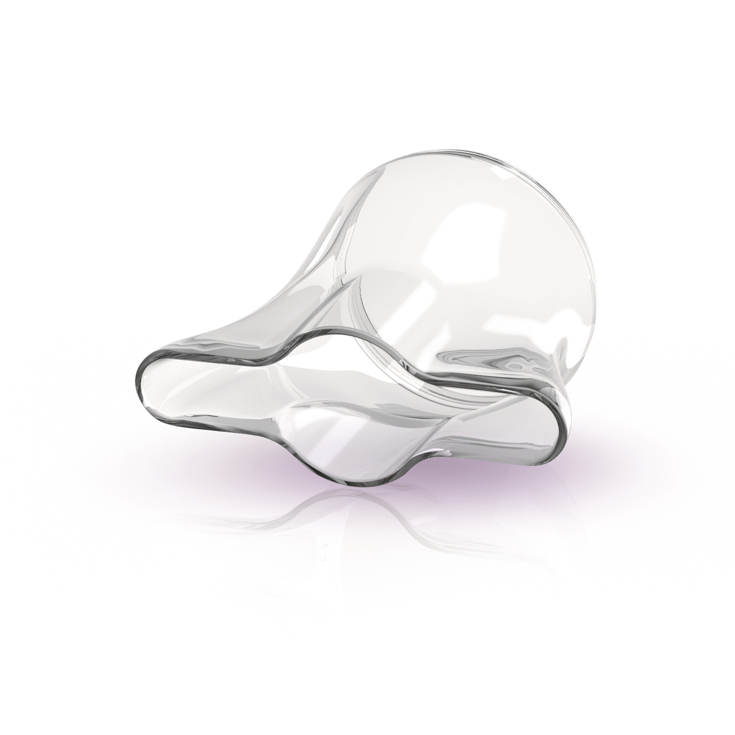 Eine klare Glasskulptur, gewellt, mit einem abgerundeten Oberteil und einem wellenförmigen Boden, auf weißer Oberfläche.