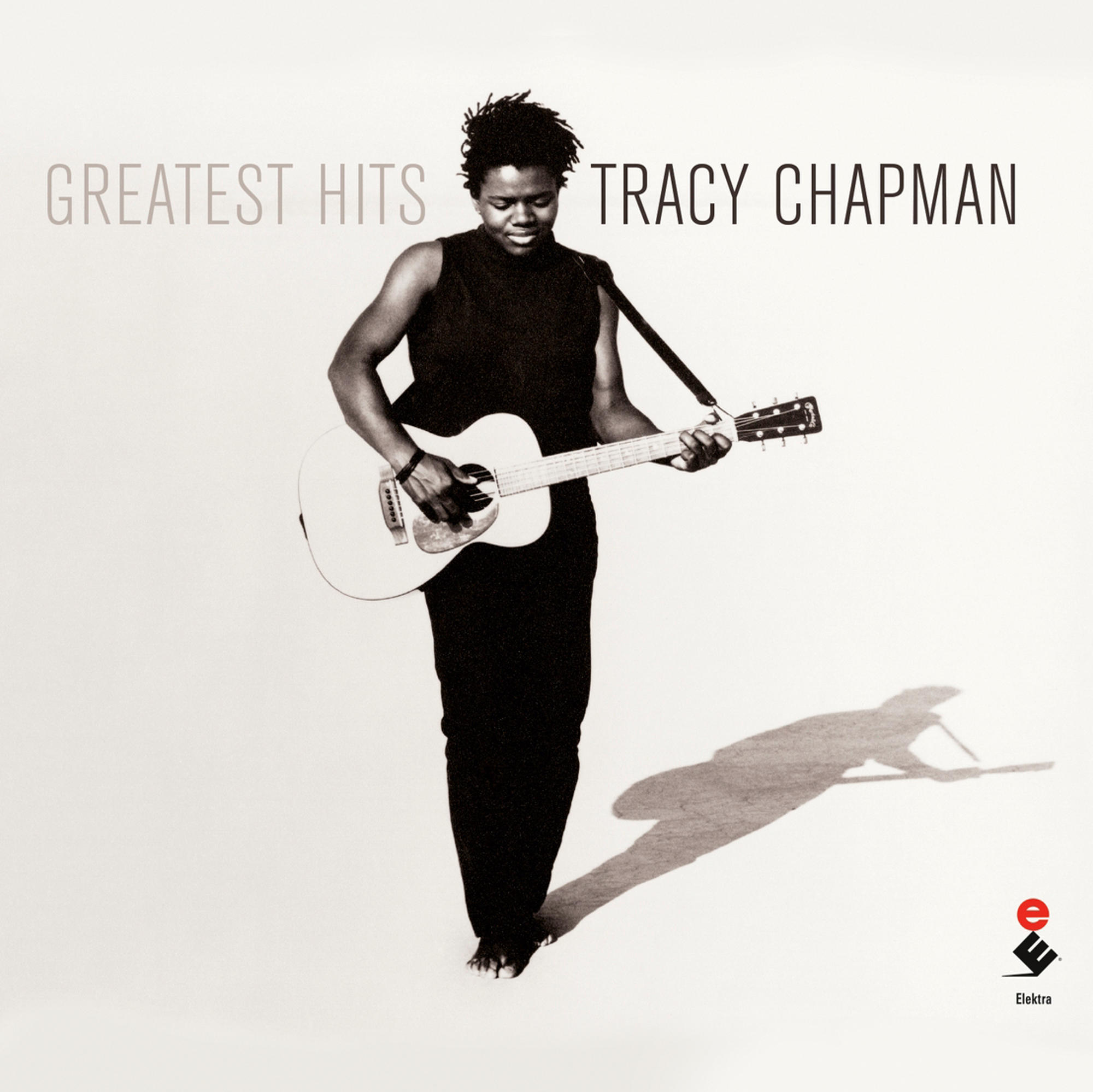 Tracy Chapman Albumcover. Sie spielt Gitarre, monochrom, vor weißem Hintergrund.