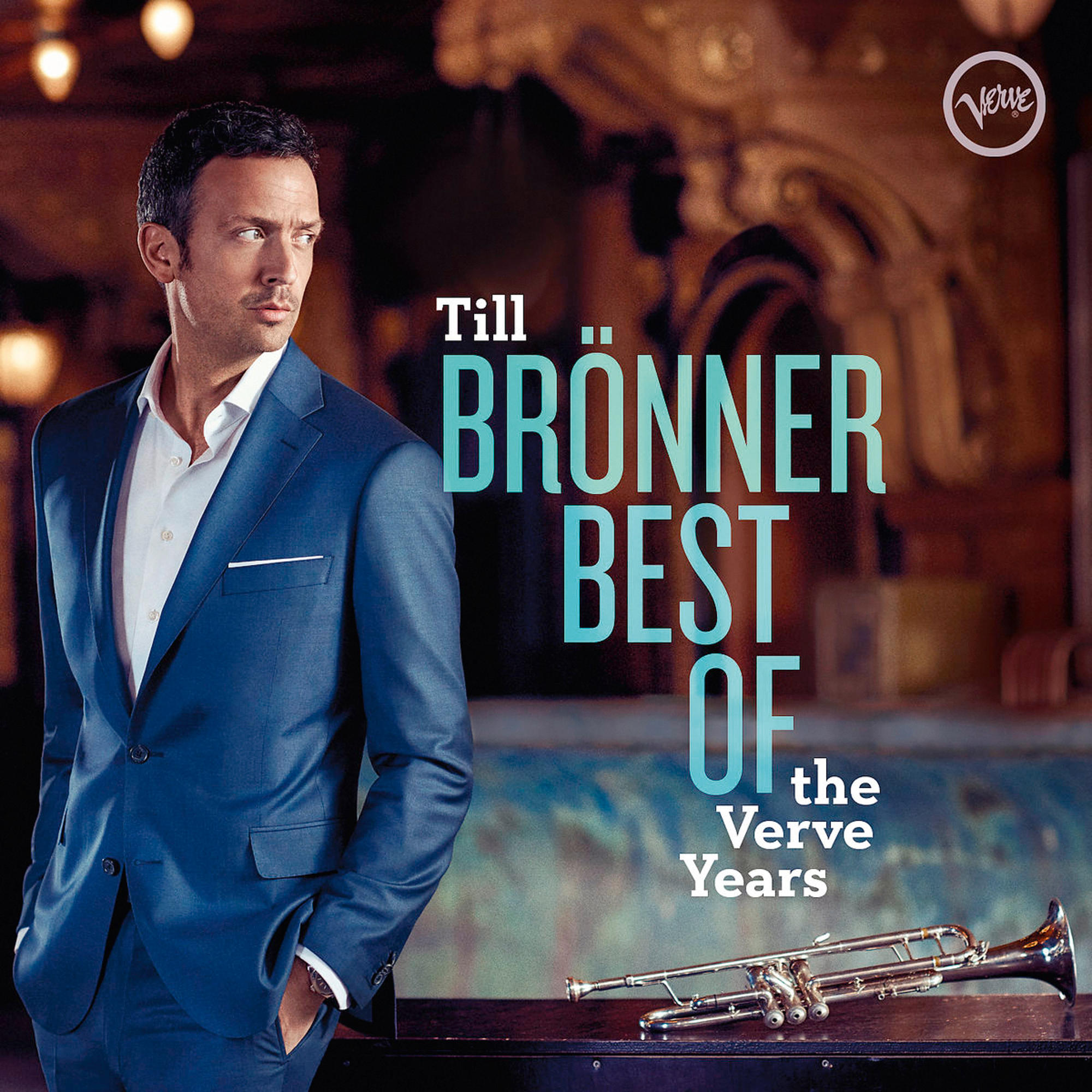 Till Brönner Albumcover. Ein Mann im Anzug mit Trompete auf dem Tisch.