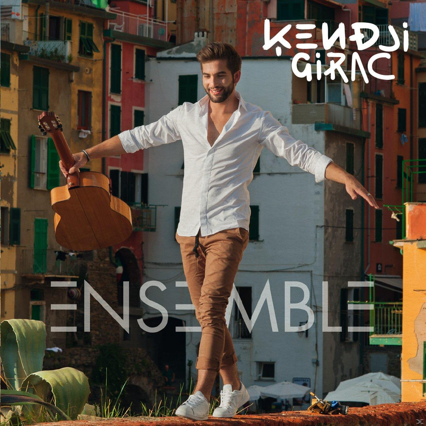 Man met gitaar op kleurrijke achtergrond met tekst 'Kendji Girac Ensemble'.