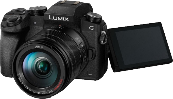 Fekete Lumix kamera objektívvel és LCD képernyővel, fehér háttéren. A képernyő nyitva van.