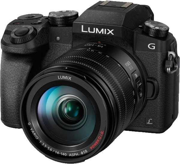 Fekete Lumix kamera objektívvel és bekapcsológombokkal. Ezüst lencséje és fekete váza van.