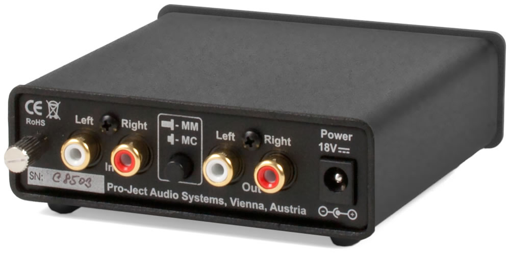 Schwarzes Audiogerät mit mehreren Ein-/Ausgängen und einem Stromeingang.