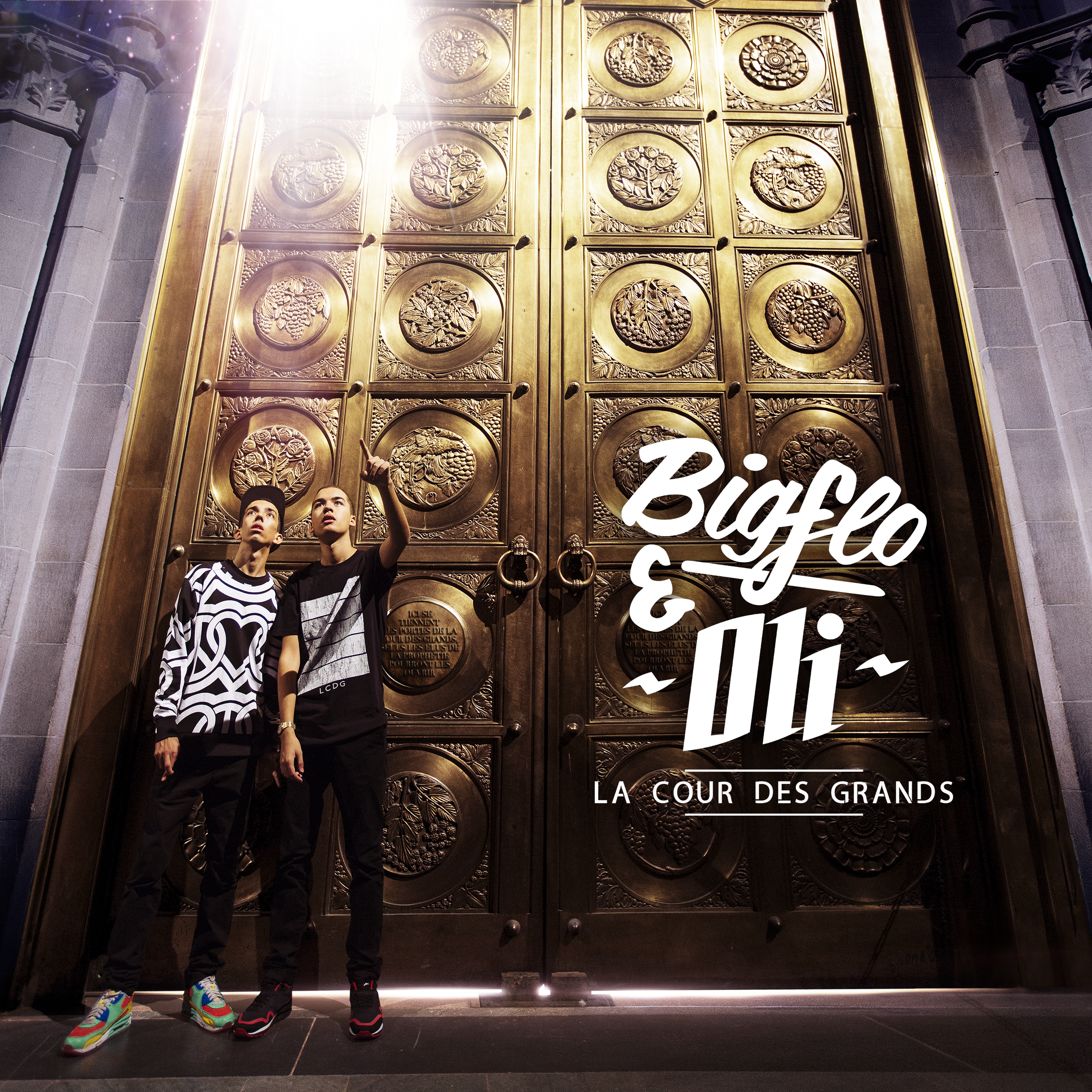 Twee mannen voor grote gouden deuren, met de woorden "Bigflo & Oli" erop.