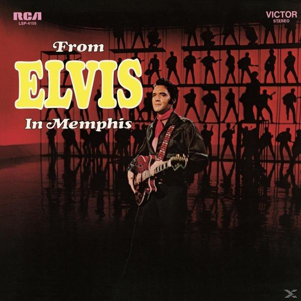 Elvis Presley auf roter Bühne, Gitarre spielend. Silhouetten von Menschen im Hintergrund.