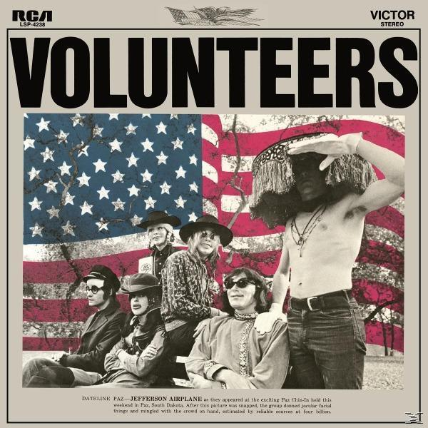 Album borító, zenekar tagjaival az amerikai zászló előtt. A VOLUNTEERS szó felül látható.
