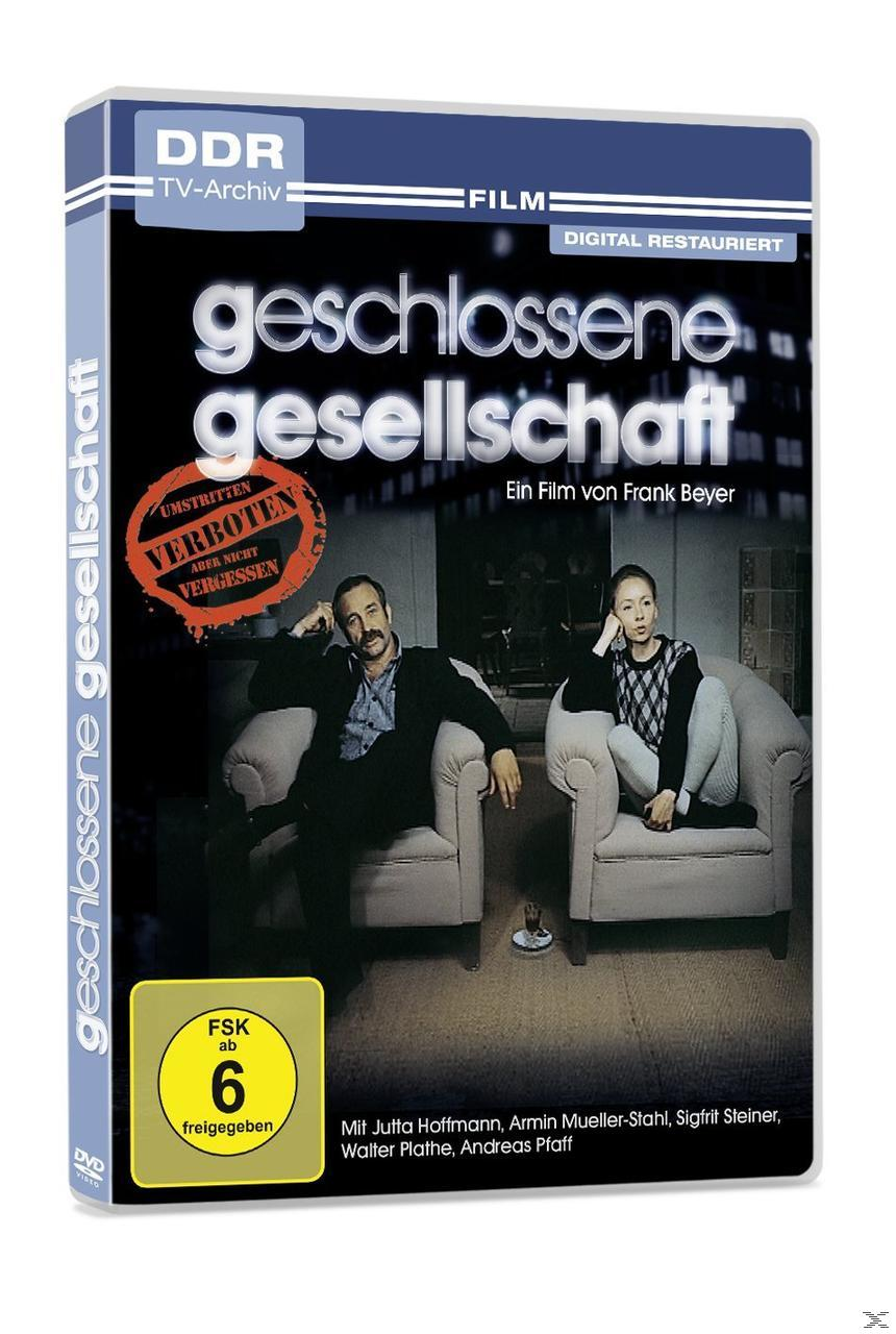 DVD-Hülle für einen deutschen Film mit zwei Personen in Sesseln und Textüberlagerung.