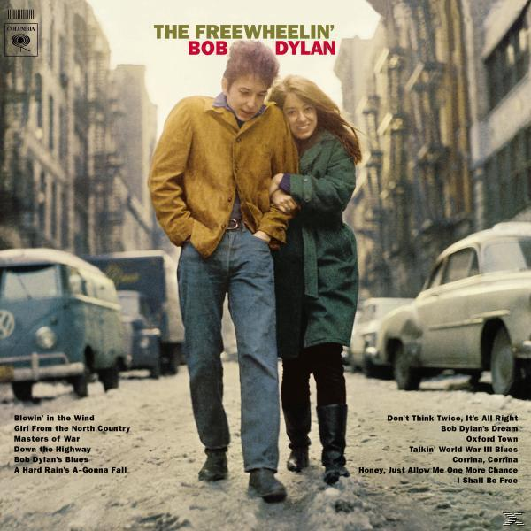 Albumcover von Bob Dylan mit einer Frau, die auf der Straße spazieren, Titel "The Freewheelin".