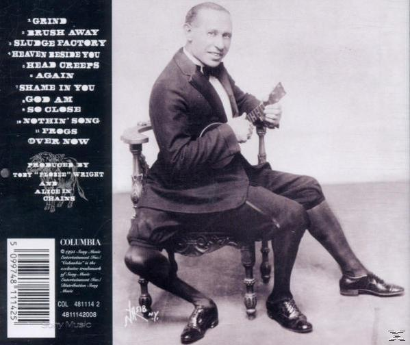 Ein Mann mit Mandoline sitzt auf einem Stuhl. Albumcover, Schwarzweiß. Songlisten.