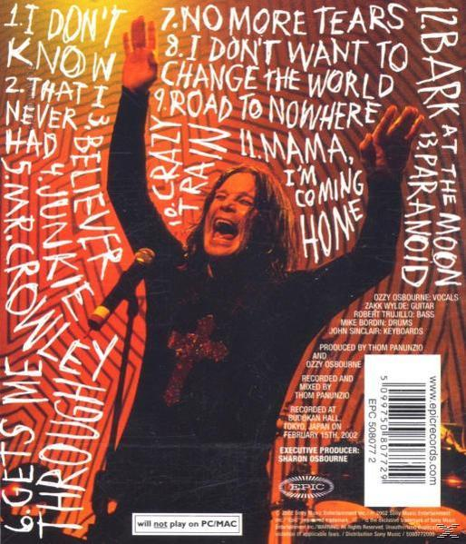 Egy Ozzy Osbourne CD hátulja egy koncertfotóval, amin énekel és a számlista.