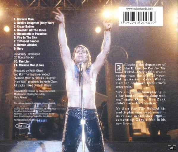 CD-Cover mit einem Mann ohne Hemd, mit Tätowierungen und erhobenen Armen. Text-Overlay.