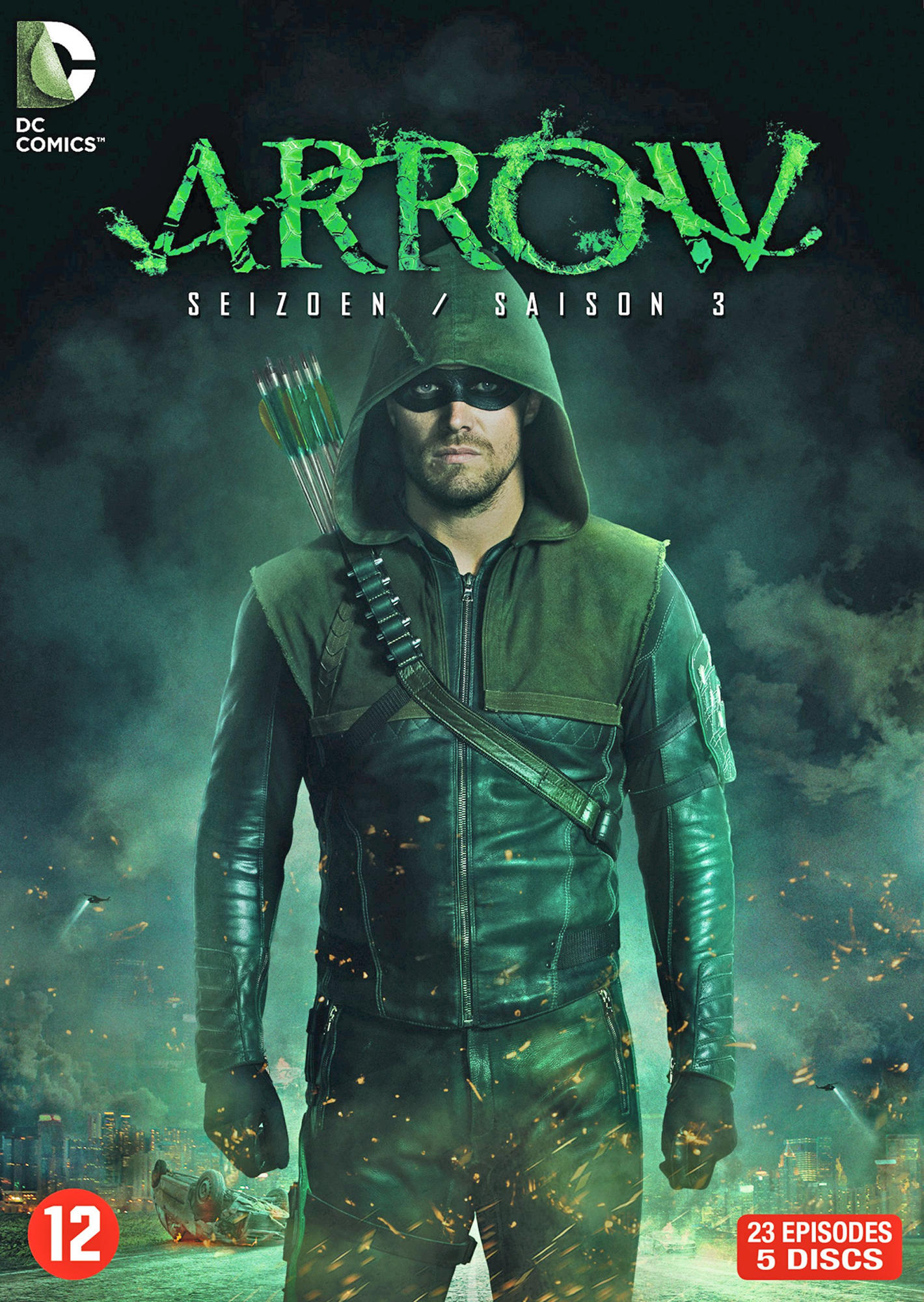 Couverture du film : Arrow. Un homme avec une capuche et un arc et des flèches. Schéma de couleurs vert et noir.