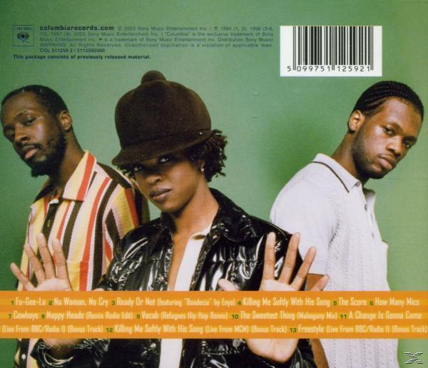 Trois personnes debout ensemble, le dos d'un CD avec les titres des chansons.
