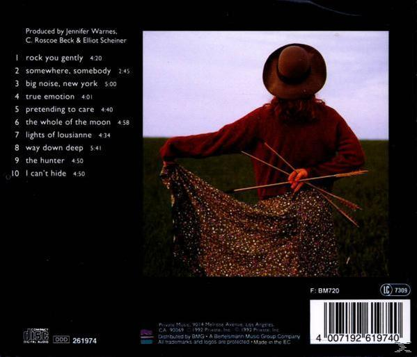 Album-Rückseite. Eine Frau mit Hut hält Pfeile und steht auf einem Feld mit Songtiteln.