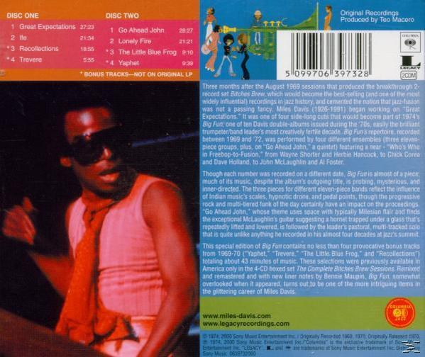 CD-Cover mit Miles Davis mit rotem Schal, mit Text über das Album und einer Titelliste.