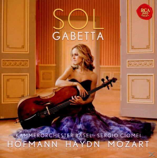 Sol Gabetta album borítója. Nő csellóval, nyitott ajtó előtt.