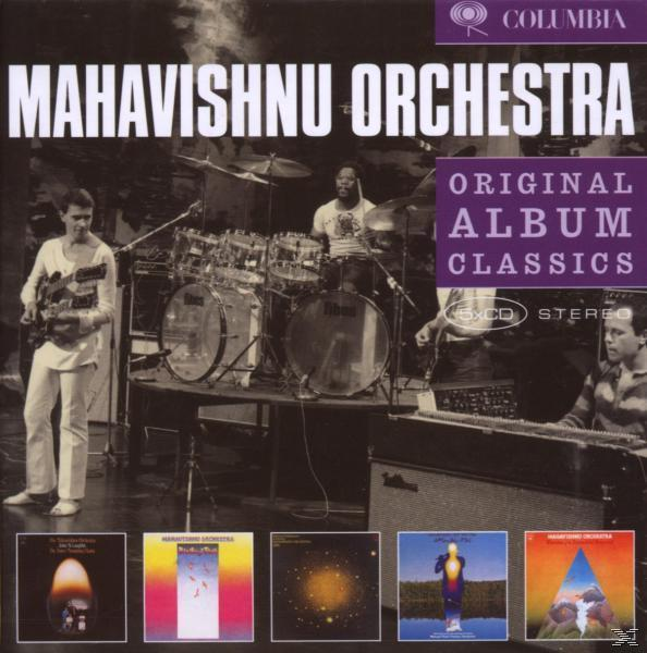 CD borító zenekarral, akik hangszereken játszanak. Az album címe: 'MAHAVISHNU ORCHESTRA'.
