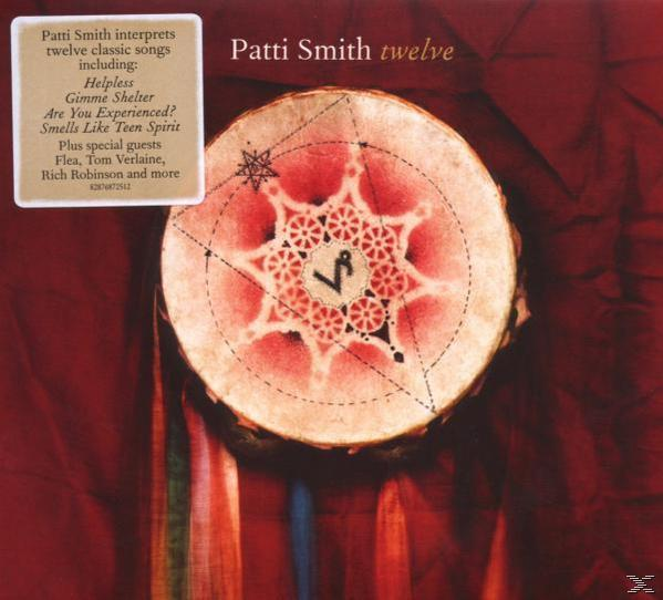 Albumcover: 'Patti Smith twelve'. Ein rundes, verziertes Objekt auf rotem Tuch.