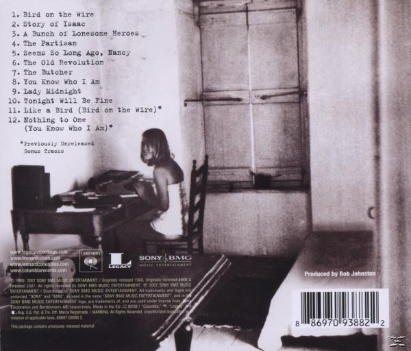 Rückseite des Albums, mit einer Frau in einem Raum. Die Titelliste des Albums wird angezeigt. Der Hintergrund ist in Schwarzweiß.