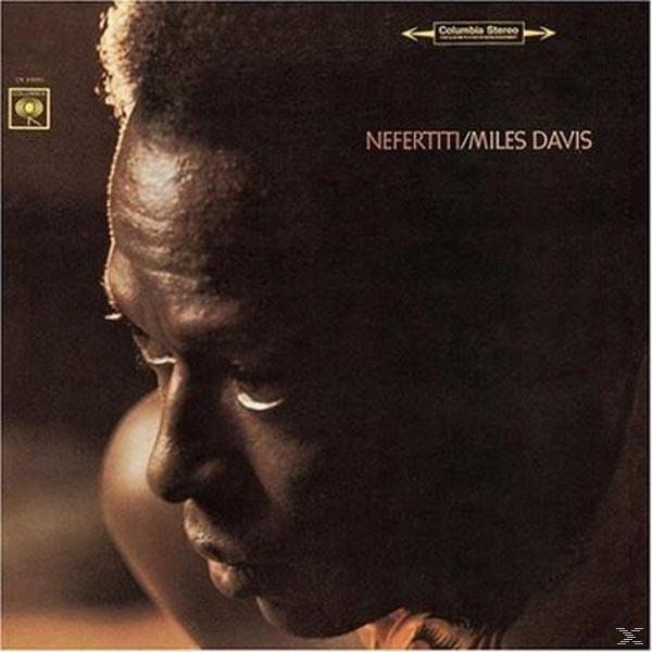 Album borító: Miles Davis arca közelről, albumcím és előadó neve.