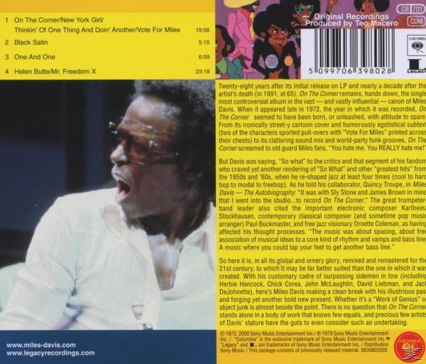 CD-Cover mit einem Schwarzweißfoto eines Mannes mit Mikrofon. Text ist vorhanden.