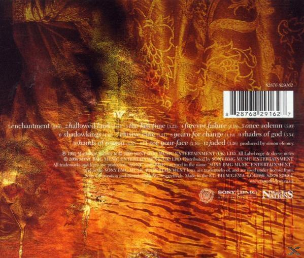 CD-Cover mit dunklem, strukturiertem Hintergrund. Es hat Songtitel und einen Barcode. Gold- und Brauntöne dominieren.