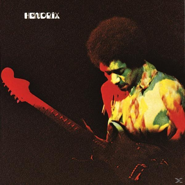 Hendrix gitározik, piros gitárral, fekete háttérrel.