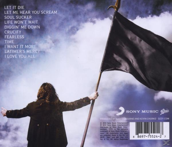 Mann hält eine schwarze Flagge mit bewölktem Himmel im Hintergrund und einen Barcode.
