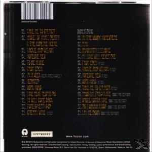CD-Rückseite mit Titelliste in gelbem Text auf schwarzem Hintergrund. Das Logo der Band ist vorhanden.