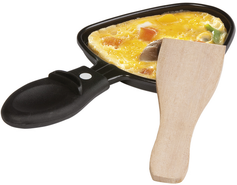 Petite poêle avec une omelette cuite et une spatule en bois. L'omelette contient des légumes.