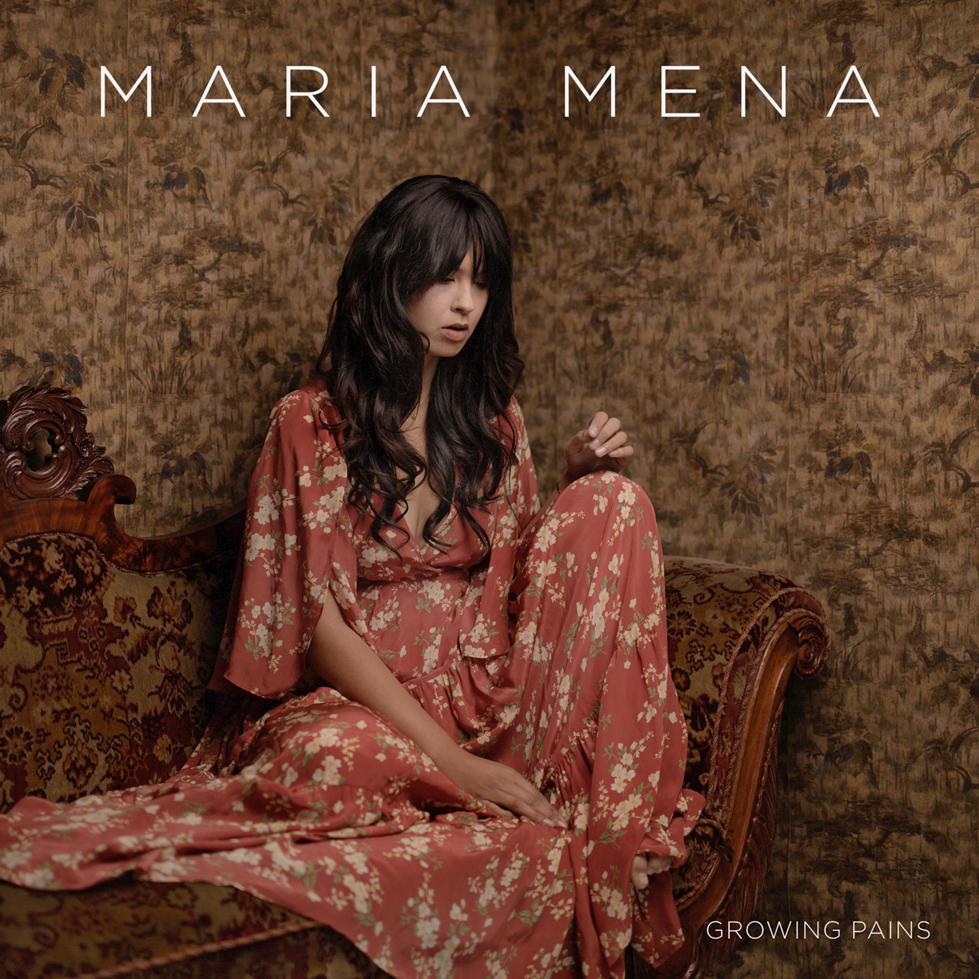 Maria Mena albumhoes: vrouw in rode jurk op een bank, met de tekst 'Maria Mena'.