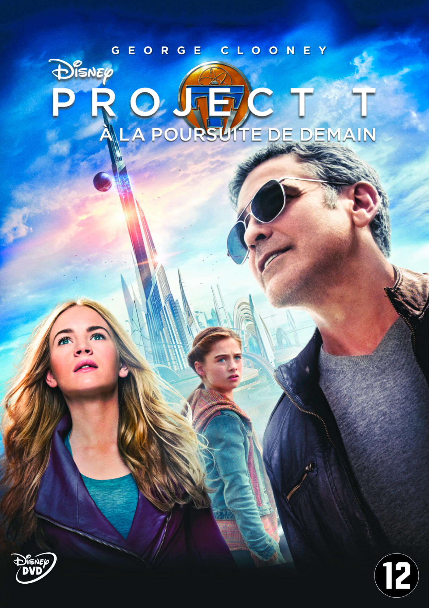 Filmposter: George Clooney en twee vrouwen kijken omhoog naar een futuristische structuur.
