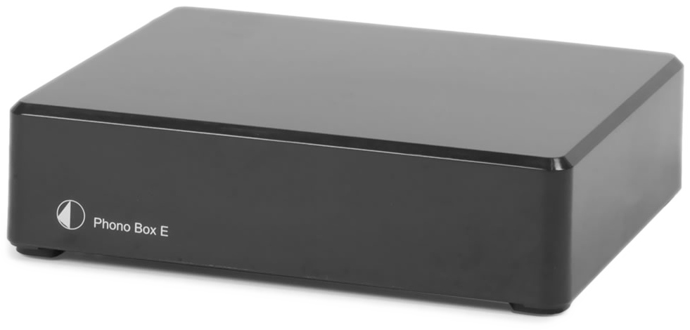 Eine schwarze rechteckige Box mit abgerundeten Kanten, mit einem kleinen Logo links. Es ist die Phono Box E.
